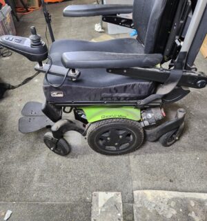 h338- Quickie Q300M Mini Power Chair. Fully Tested and Works. Battery is excellent condition - Image 6