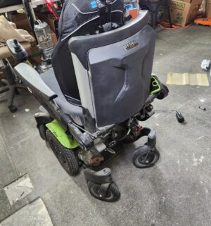 h338- Quickie Q300M Mini Power Chair. Fully Tested and Works. Battery is excellent condition - Image 7