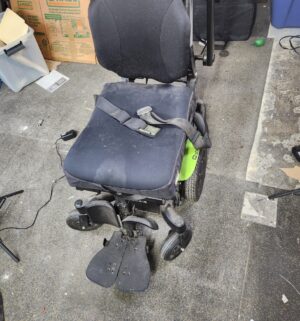 h338- Quickie Q300M Mini Power Chair. Fully Tested and Works. Battery is excellent condition - Image 8