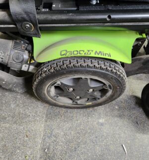 h338- Quickie Q300M Mini Power Chair. Fully Tested and Works. Battery is excellent condition - Image 10