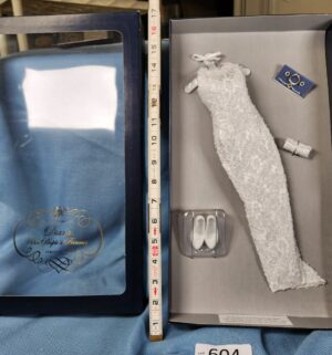 d604- Franklin Mint Princess Diana Vinyl Portrait Doll collectible white beaded lace gown ensemble