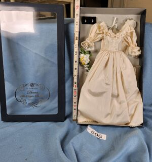 d606- Franklin Mint Princess Diana Vinyl Wedding Day Doll Ensemble