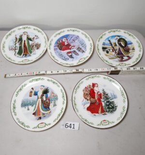 d641- Lenox Collectible Santa Plates