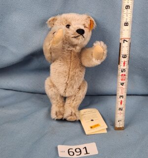d691- Teddy Bear. Genuine mohair. Richard Steiff