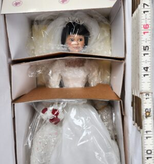 d703- Ashton-Drake Galleries Princess Catherine Royal Elegance Bride Doll - Image 3