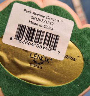 d708- LENOX FIGURINE PARK AVENUE DREAMS Pencil sculpture - Image 4