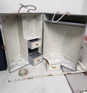 d771- Franklin Mint Gone with the Wind Scarlett O Hara Wardrobe Trunk - Image 3