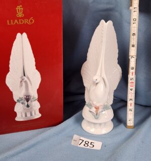 d785- Lladro porcelain sculpture Message of Peace