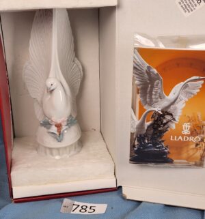 d785- Lladro porcelain sculpture Message of Peace - Image 5