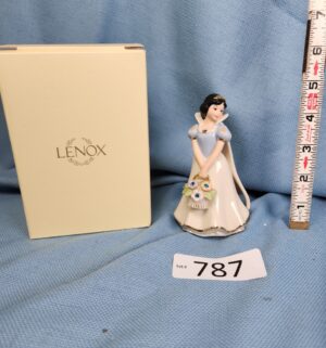 d787- Lenox Disney Showcase Collection A Bouquet from Snow White figurine