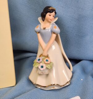 d787- Lenox Disney Showcase Collection A Bouquet from Snow White figurine - Image 3