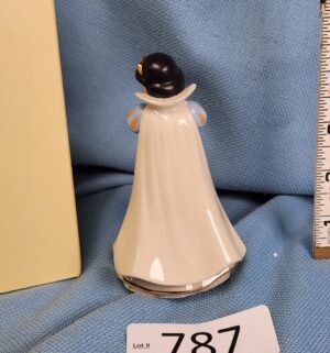 d787- Lenox Disney Showcase Collection A Bouquet from Snow White figurine - Image 4