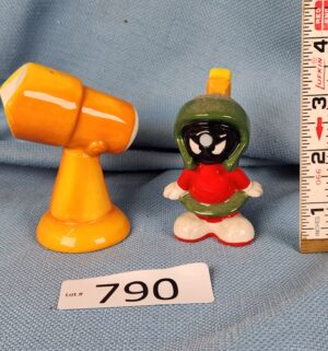 d790- Looney Tunes salt and pepper shakers feature Marvin the Martian