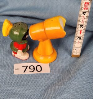 d790- Looney Tunes salt and pepper shakers feature Marvin the Martian - Image 3
