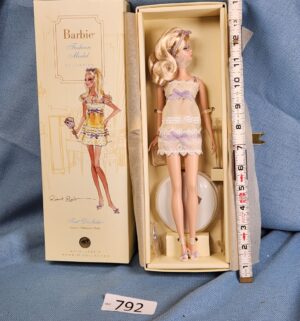 d792- 2007 Barbie Fashion Model Collection Tout De Suite Doll model L9596