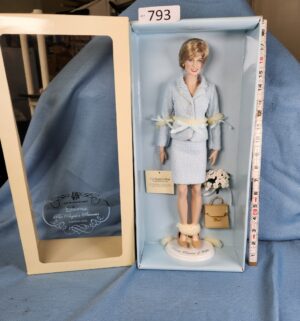 d793- Franklin Mint Diana The Peoples Princess portrait doll