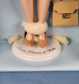 d793- Franklin Mint Diana The Peoples Princess portrait doll - Image 5