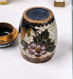 d1030- mall Chinese cloisonne snuff bottle detailed floral motif - Image 3