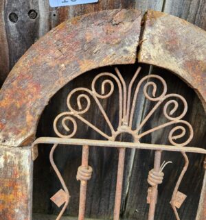 i10- rustic farmhouse-style cathedral arch wall decor panels made of wood and metal. - Image 3