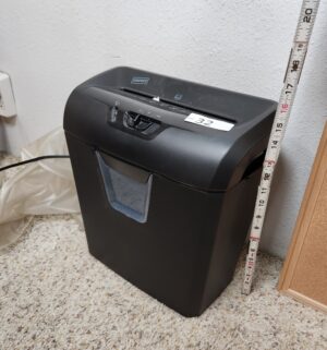 i32- Staples Paper Shredder. Tested/works