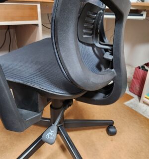 i37- Staples Office Chair. 2019 Model. Great Condition - Image 4