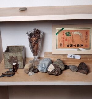 i49- rock collection, figurines on shelf