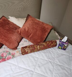 i78- Cal King Bedding & Pillows Only - Image 3