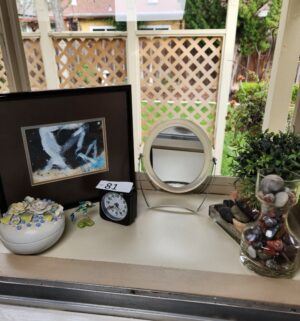 i81- Misc items in master bath