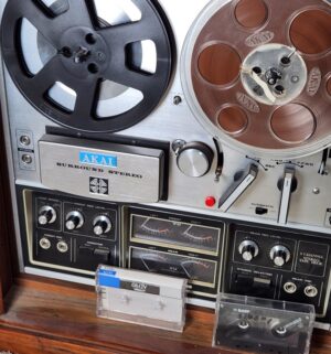i88- Complete Stereo System w/ speakers in Mid Century Cabinet. - Image 5