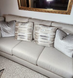 i100- 4 throw pillows