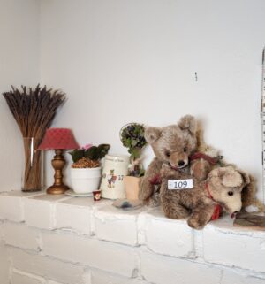 i109- misc items on mantel