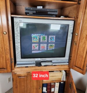 i117- Panasonic 32 inch TV w/ Remote. Perfect for vintage video games/VCR