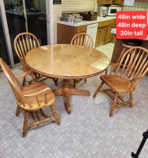 i127- 4 Chair Round Dining Table w/ Glass Top. Like New Condition