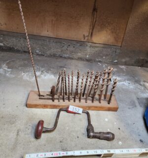 i152- antique drill w/ bits