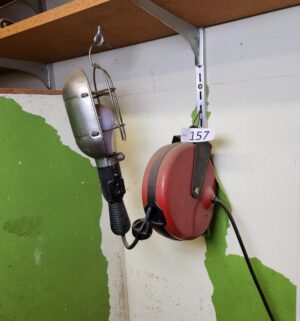 i157- shop light w/ reel