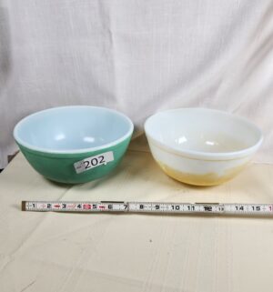 i202- Pyrex Mixing Bowls