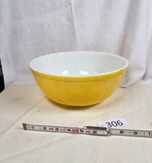 i306- Yellow Pyrex Mixing Bowl 4qt