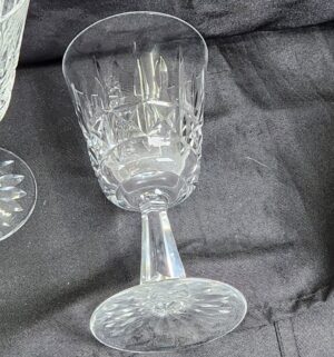 k23- Set of 7 Waterford Crystal Kylemore pattern wine glasses. 1 is chipped - Image 4
