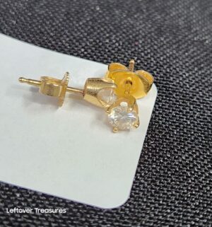 k99- Classic 14k Gold round diamond solitaire stud earrings. Gold/Diamonds tested - Image 3