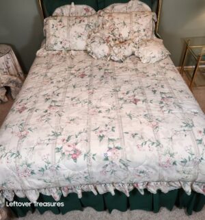 j10- Queen Bedding & Pillows Only