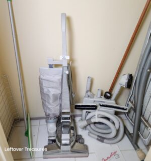 j21- Complete Kirby Generation 3 Vacuum & Shampoo System - Image 4
