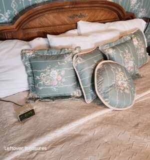 j43- Cal King Bedding & Pillows Only - Image 3