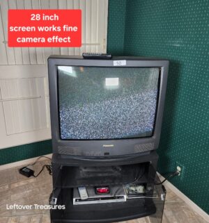 j50- Panasonic 28in TV w/ Remote. Works Great. Good for VCR & Video games