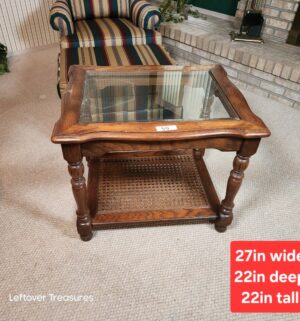 j59- vintage Colonial-style wooden end table - Image 1