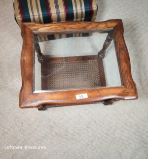 j59- vintage Colonial-style wooden end table - Image 2