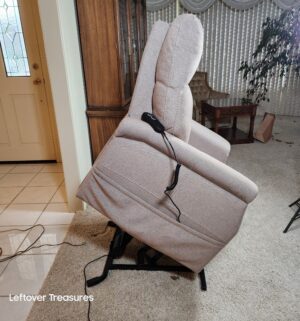 j78- Steve Silver Co Lift Chair. Bought in 2025. Fully Tested Works - Image 2