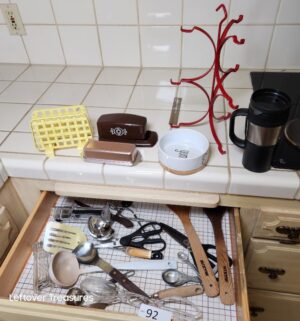 j92- kitchen utensils - Image 1