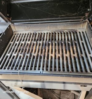 j103- Weber Genesis Silver Gas BBQ. w/ empty tank - Image 3