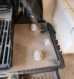 j103- Weber Genesis Silver Gas BBQ. w/ empty tank - Image 4