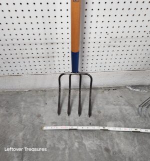 j115- garden pitch fork - Image 1